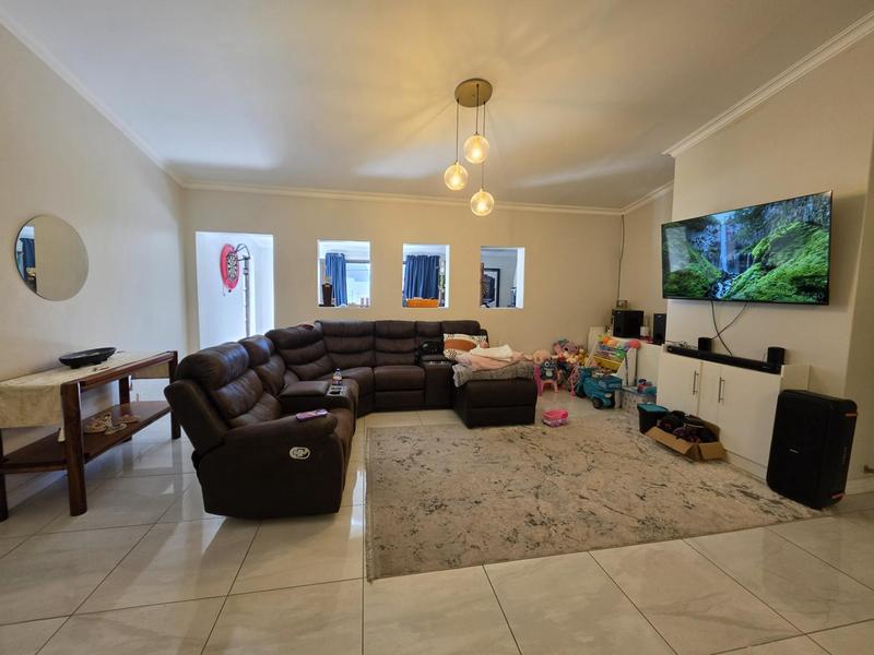 To Let 4 Bedroom Property for Rent in Blomtuin Western Cape
